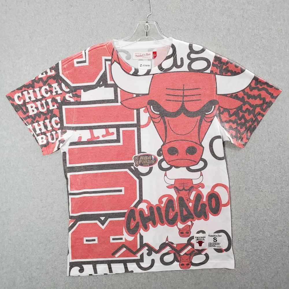 Chicago Bulls Men Shirt Small Red Logo Mitchell & Ness Graphic Short Sleeve Tee